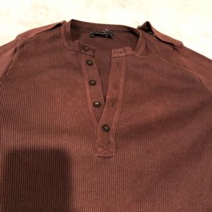 Men’s brown sweater armpit to armpit 17 inches.